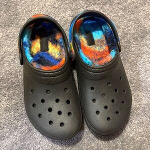 CROCS Kids black clogs with colorful faux fur lining